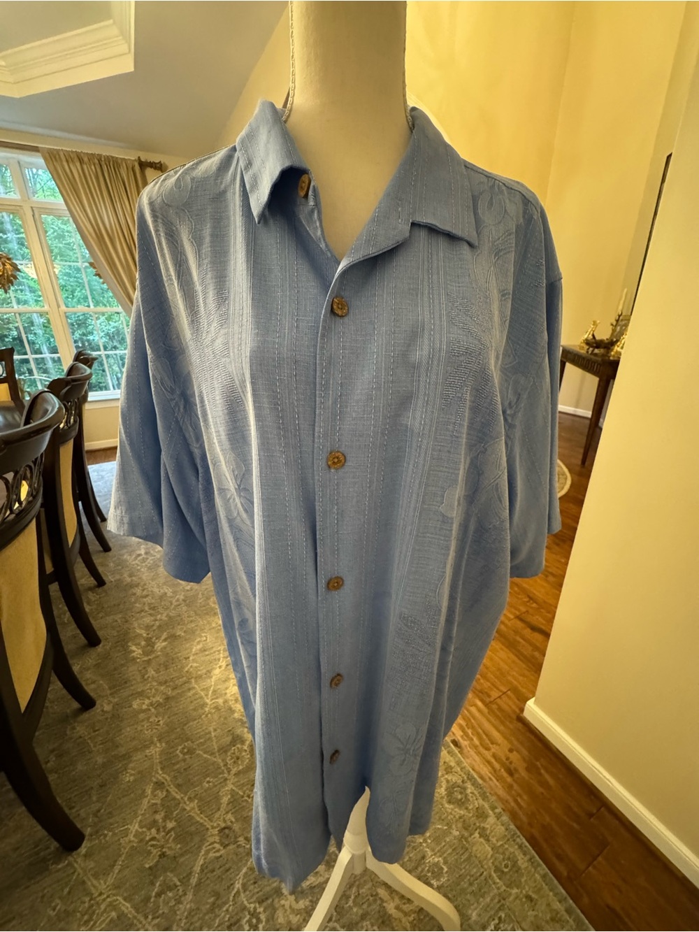 Tommy Bahama Light Blue Button-Up Short Sleeve Shirt. Excellent Condition. XXL
